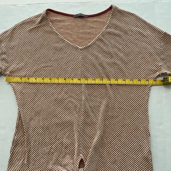 Gyft Striped‎ V-Neck Tie-Front Top - Picture 4 of 8